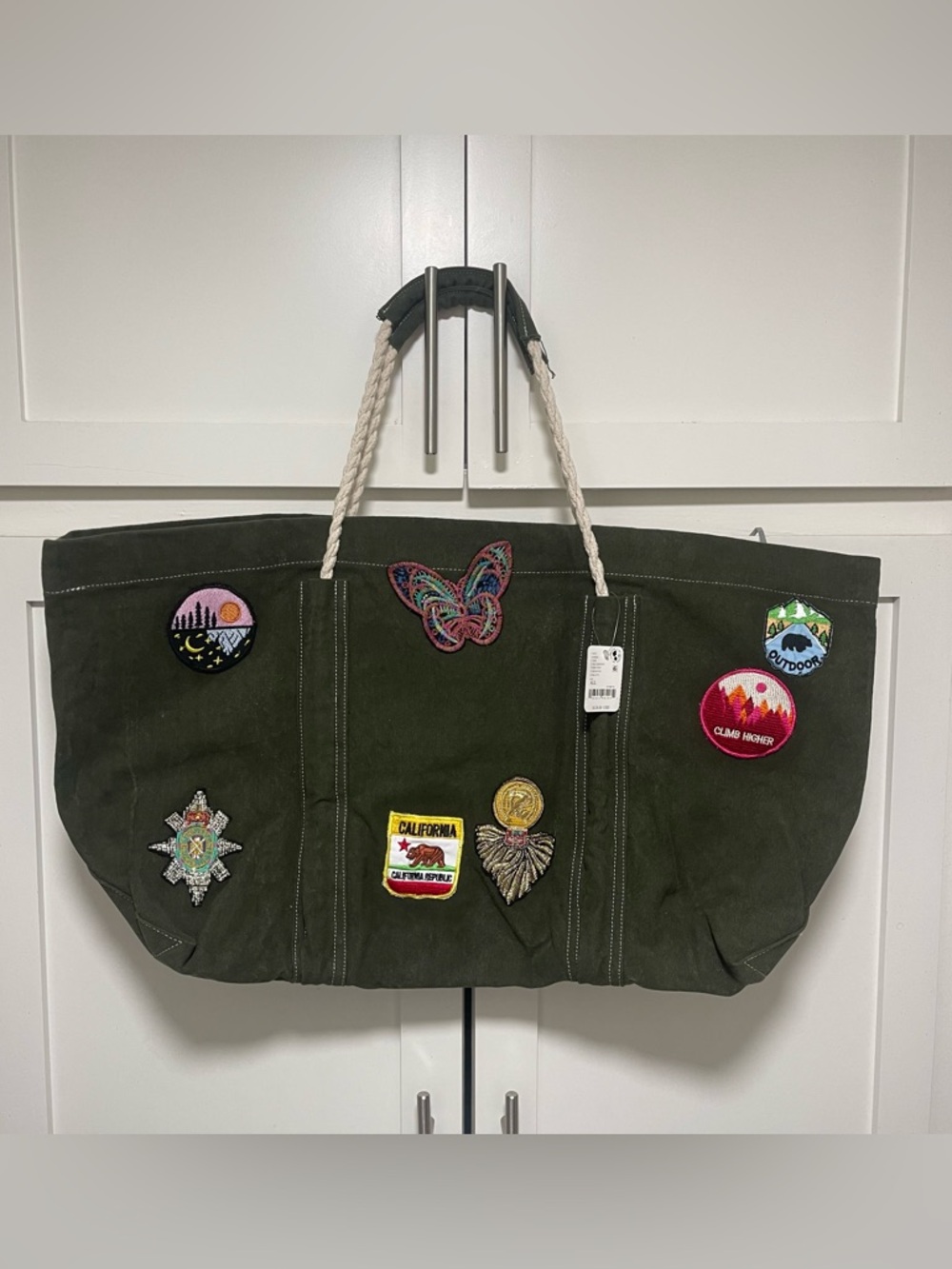NEW FREE PEOPLE SEA SERPENT GREEN BEEN THERE BADGE PATCHES CANVAS TOTE BAG - Picture 3 of 7